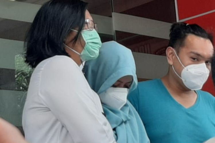 Pedangdut Valline Chu ditangkap Satnarkoba Polres Jakarta Selatan terkait penyalahgunaan narkoba jenis sabu. Velline chu ditangkap bersama suaminya di salah satu perumahan kawasan Jatikarya, Jatisampurna, Bekasi, Jawa Barat, Sabtu (8/1/2022).