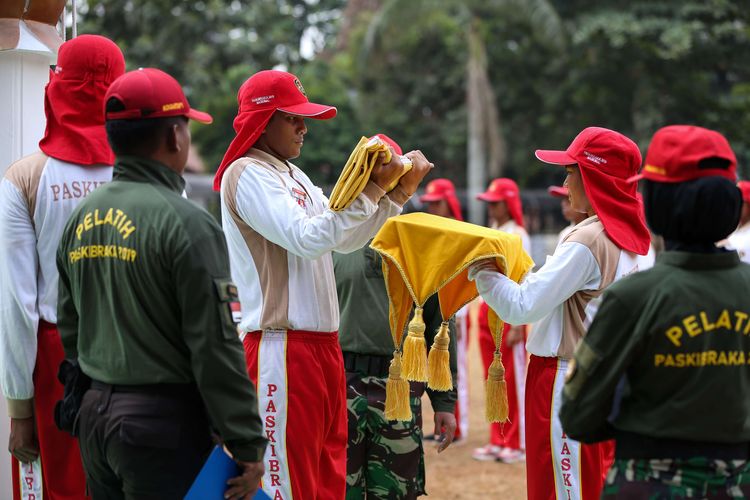 Anggota Pasukan Pengibar Bendera Pusaka (Paskibraka) yang terpilih dari seluruh provinsi di Indonesia dilatih di Pusat Pemberdayaan Pemuda dan Olahraga Kementerian Pemuda dan Olahraga (PP-PON Kemepora), Cibubur, Jakarta Timur, Jumat (1/8/2019). Mereka akan bertugas mengibarkan bendera pada upacara peringatan Hari Ulang Tahun Ke-74 RI.