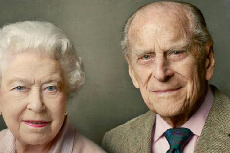 Foto terbaru Ratu Elizabeth II bersama suaminya yang dirilis Istana Buckingham, Inggris  
 
