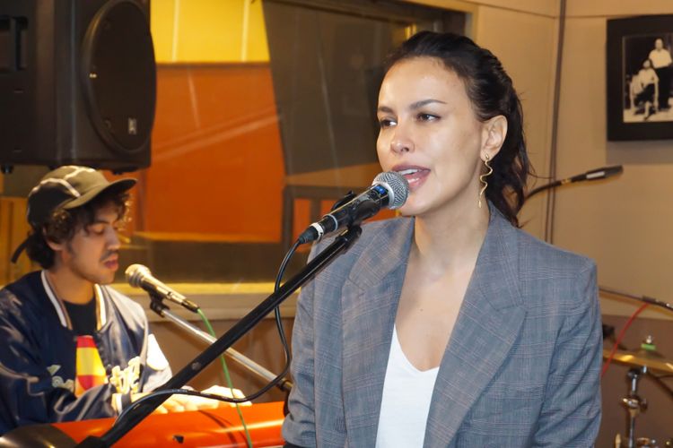 Artis peran Sophia Latjuba dalam sesi latihan di Musica Studio, Pancoran, Jakarta Selatan, Jumat (26/1/2018).