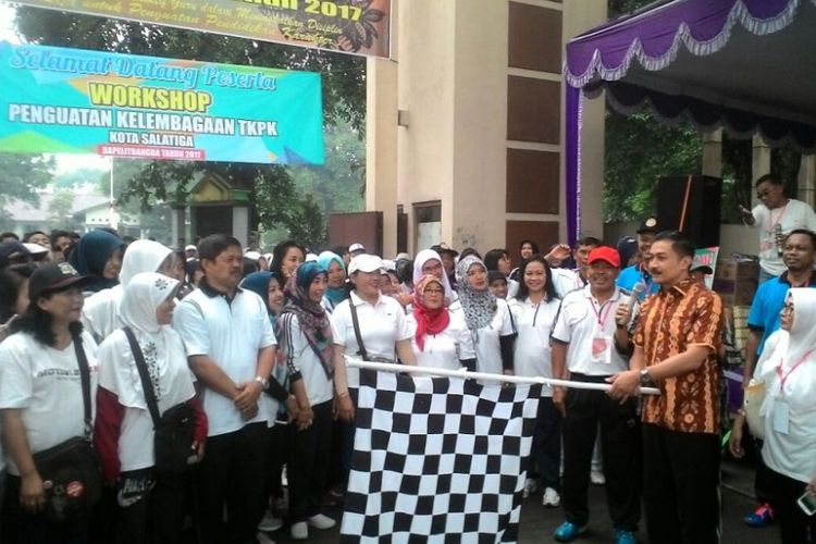Wali Kota Salatiga Yuliyanto melepas peserta jalan sehat dalam rangka HUT ke-72 Persatuan Guru Republik Indonesia (PGRI) di lingkungan SMA Negeri 3 Salatiga, Kamis (23/11/2017).