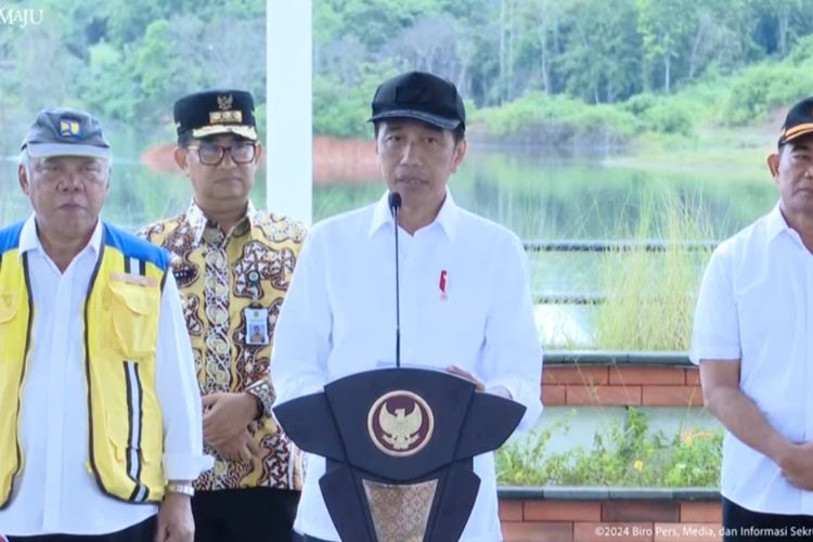 Presiden Joko Widodo saat meresmikan Bendungan Sepaku Semoi yang berada di wilayah Ibu Kita Nusantara (IKN) Kalimantan Timur pada Selasa (4/5/2024).