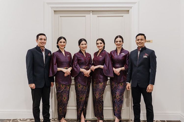 Seragam awak kabin Garuda Indonesia rancangan Didiet Maulana. Desain ini kembali dihadirkan pada perayaan HUT ke-72 Garuda Indonesia, Selasa (26/01/2021).