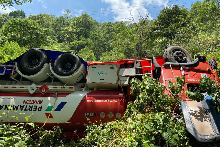 Truk pengangkut bahan bakar jenis avtur yang berangkat dari Ende menuju Labuan Bajo, mengalami kecelakaan di wilayah Wae Kala sekitar Danau Rana Mese, Kabupaten Manggarai Timur, Sabtu (11/11/2023) malam. 