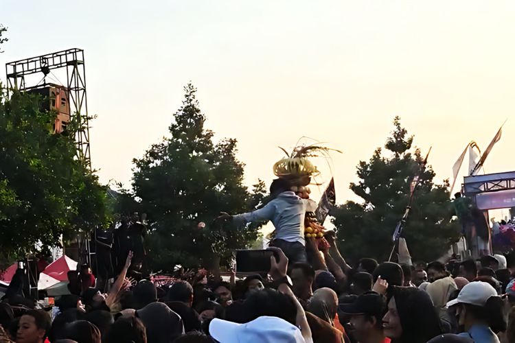 Ribuan Warga Berebut Enam Buceng Grebeg Tutup Suro di Ponorogo, Habis Sebelum Doa Selesai