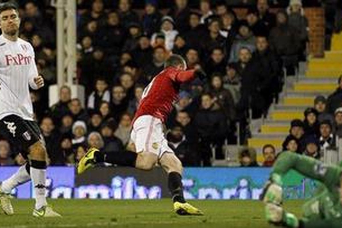 Striker Manchester United, Wayne Rooney (tengah), meluapkan kegembiraannya setelah membobol gawang Fulham, Sabtu (2/2/2013).