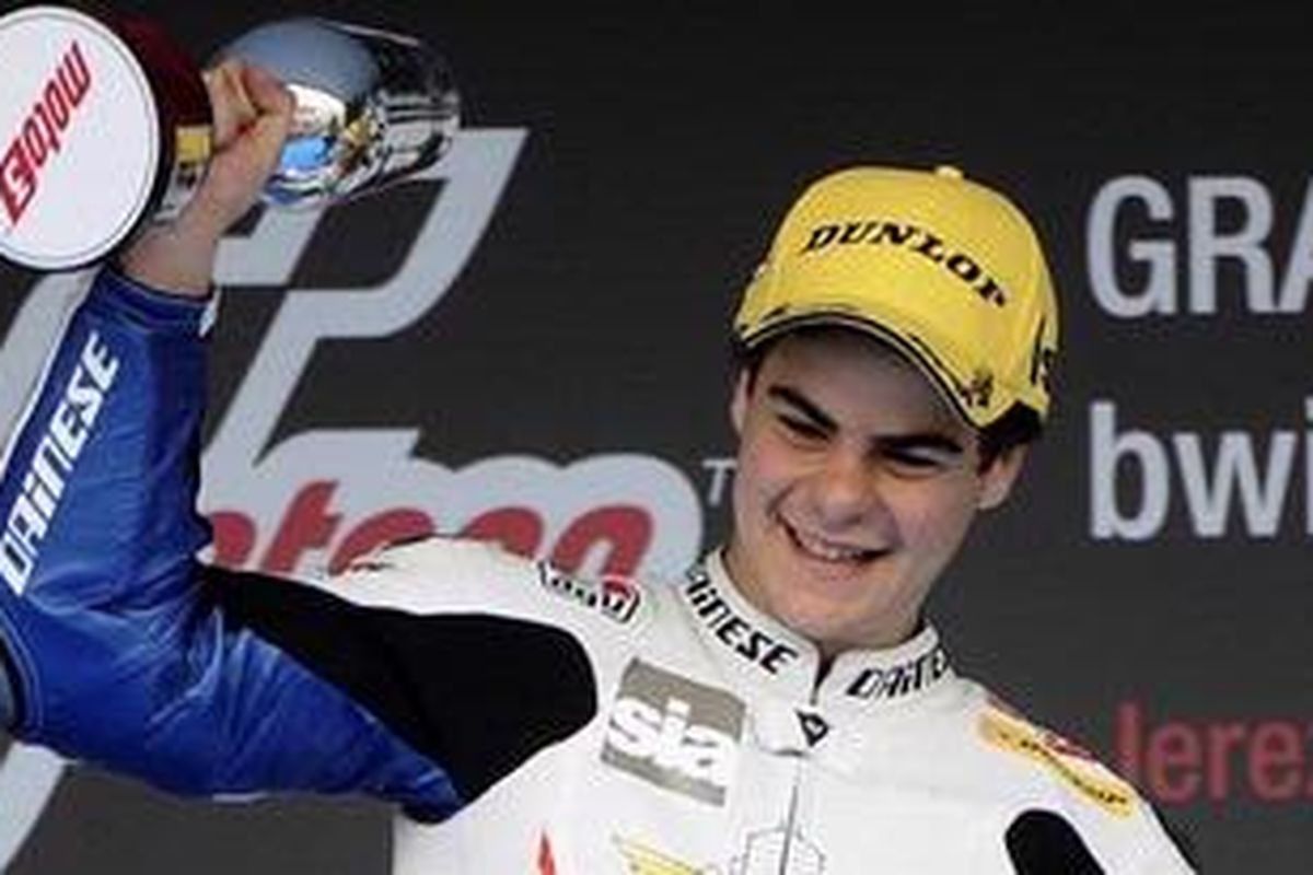 Pebalap Italia, Romano Fenati, ketika naik podium utama kelas Moto3 di Sirkuit Jerez, Spanyol, Minggu (29/4/12).