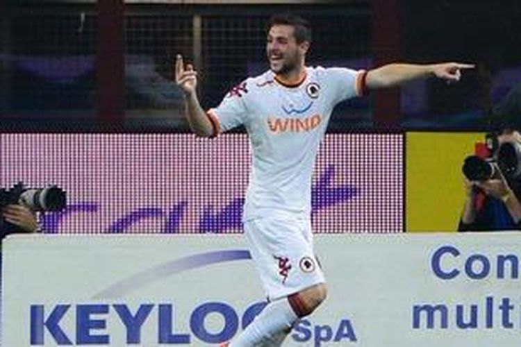 Penyerang AS Roma, Mattia Destro, merayakan gol keduanya (dari dua) ke gawang Inter Milan, pada pertandingan leg kedua semifinal Coppa Italia, di Giuseppe Meazza, Rabu (17/4/2013).