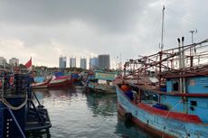 Nelayan Pelabuhan Nizam Zachman Menanti Cuaca Bersahabat Kembali...