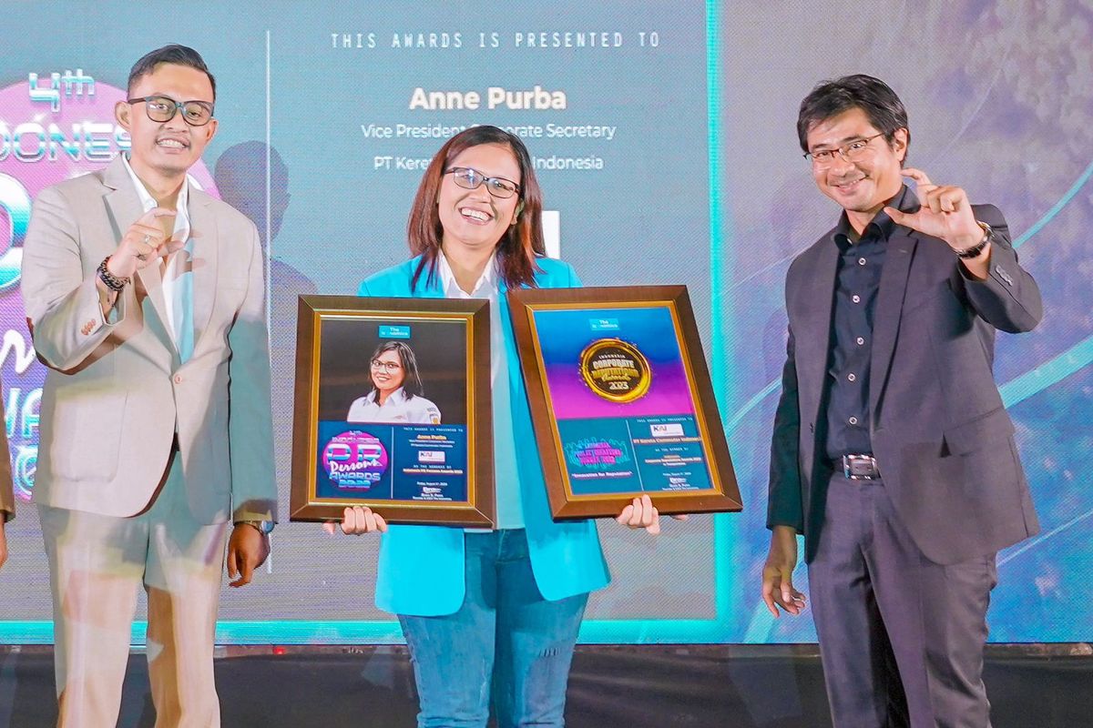 KAI Commuter meraih penghargaan Corporate Reputation Award 2023 dan Vice President  Corporate Secretary KAI Commuter Anne Purba menerima penghargaan Public Relations Persons Awards 2023 pada ajang Public Relation Summit 2023.