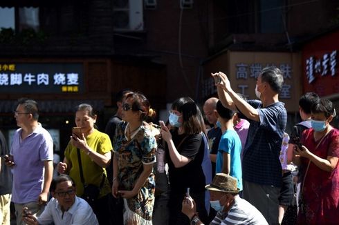 Konsulat AS di Chengdu Ditutup, Warga Lokal Rayakan dengan Petasan