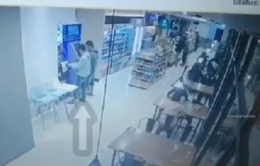Tangkapan layar video pelaku ganjal ATM yang beraksi di salah satu minimarket di Sentul, Kabupaten Bogor, Jawa Barat ditangkap sekuriti pada Kamis (2/3/2023).