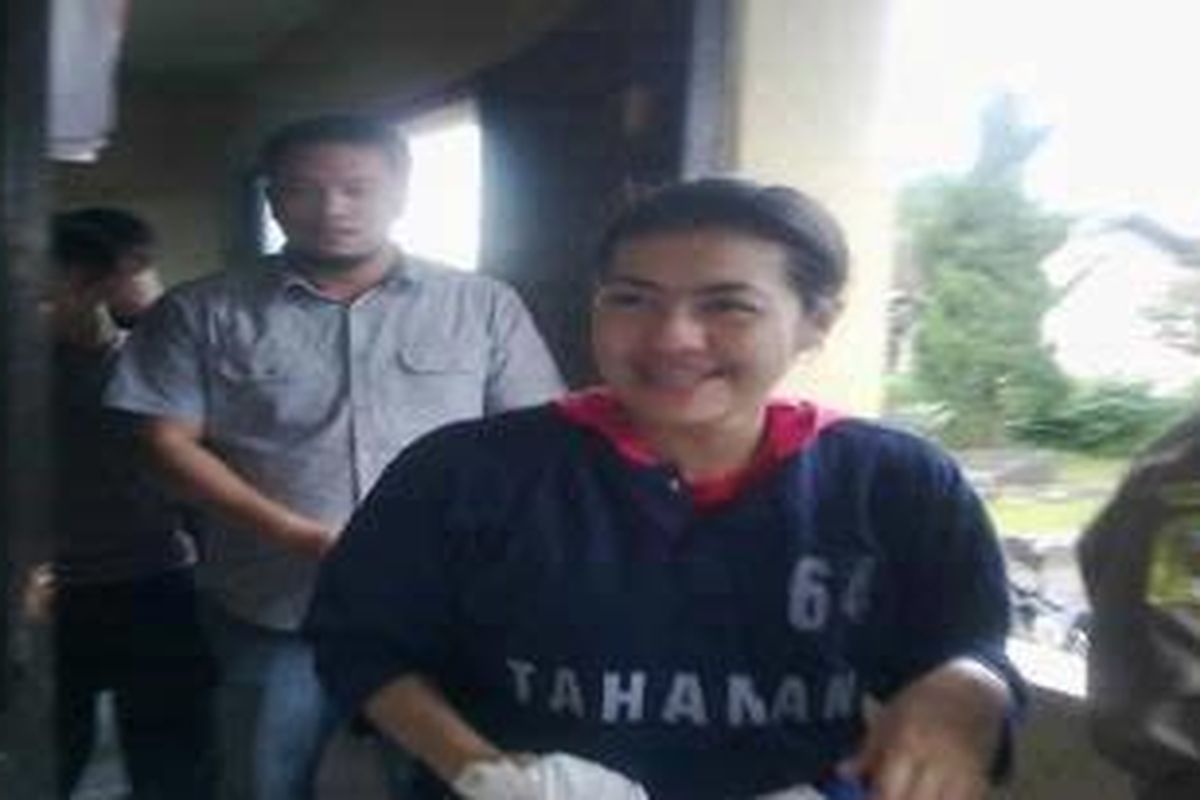 Selly Yustiawati ketika dikunjungi teman-teman sekolahnya di Polres Kota Bogor, Sabtu (2/4/2011).