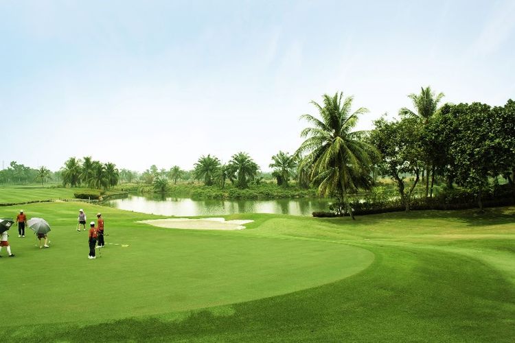 Suvarna Sutera menghadirkan beragam fasilitas umum untuk menunjang aktivitas penghuni, salah satunya Kedaton Golf. 