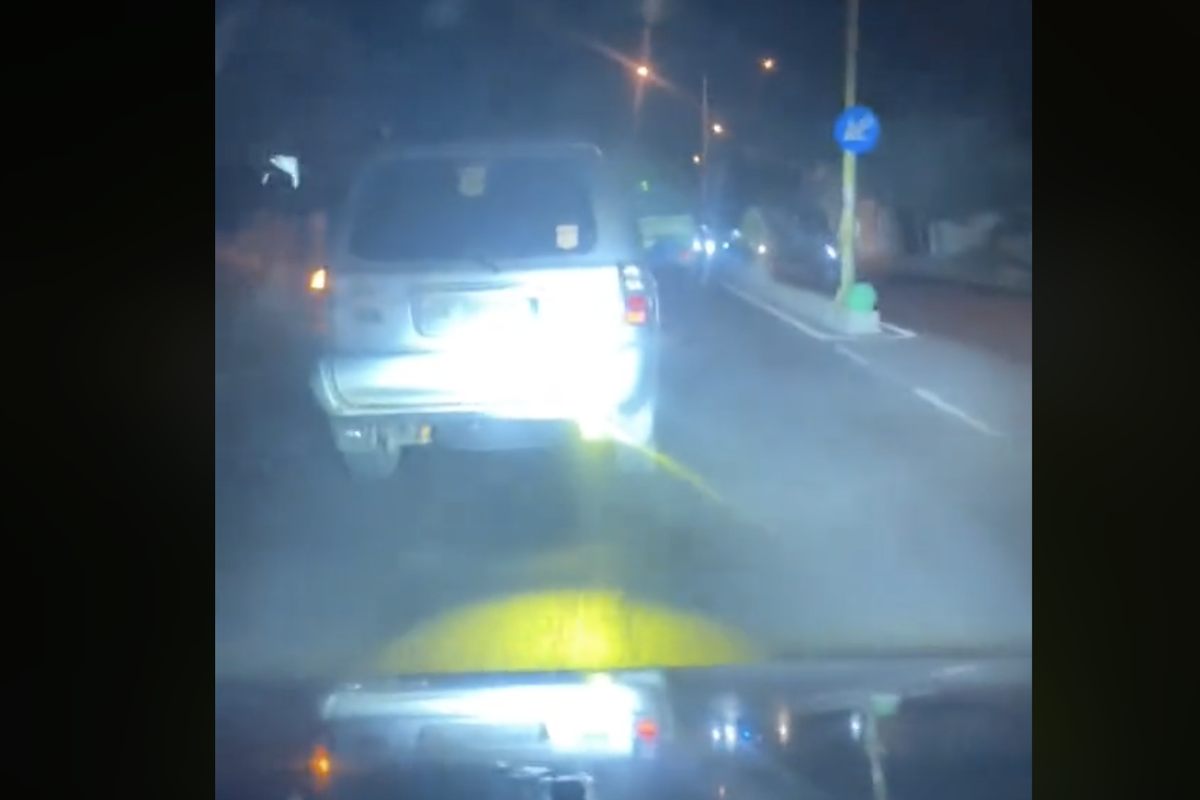 Video viral pengendara mobil Isuzu Panther menggunakan lampu mini projie silau di bagian belakang