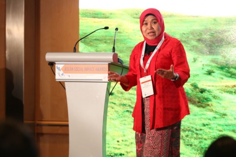 Pada seremoni penghargaan di Singapura pada 2018, Tri Mumpuni selaku pendiri Insitut Bisnis dan Ekonomi Kerakyatan (IBEKA) dari Indonesia, didaulat sebagai pemenang utama ASEAN Social Impact Awards. 
