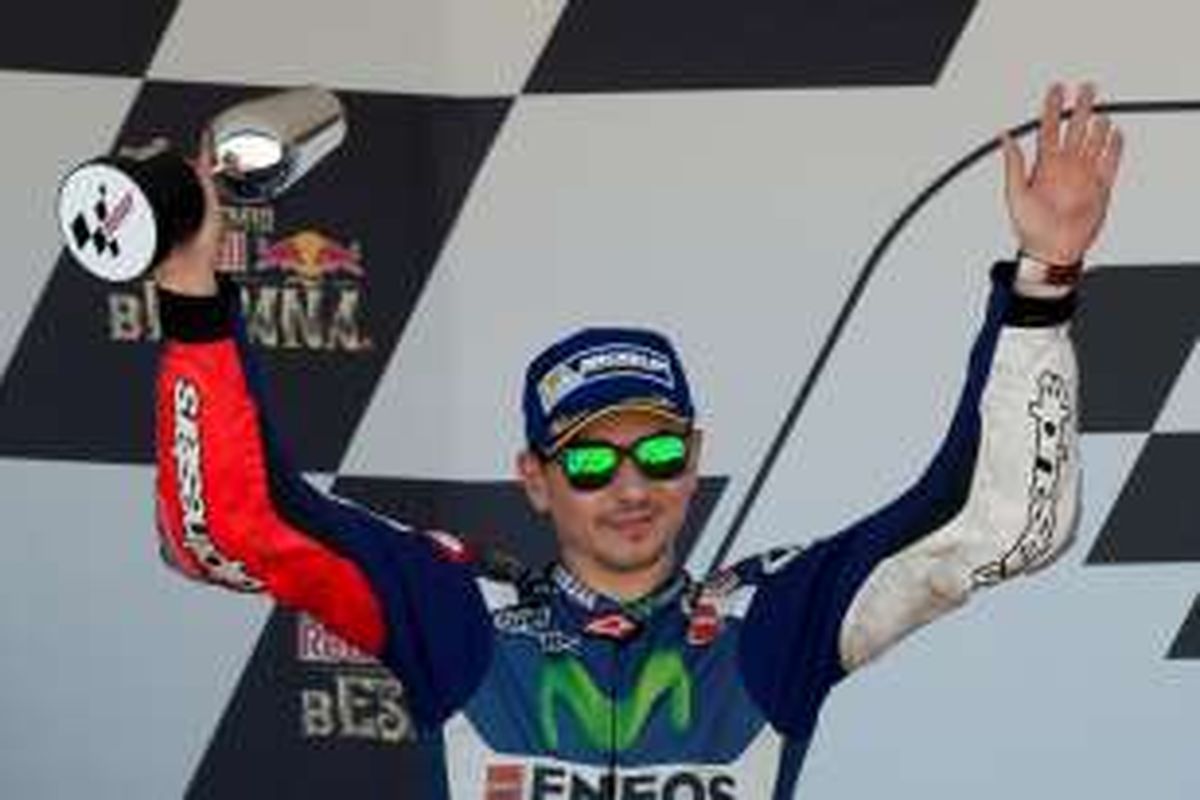 Pebalap Movistar Yamaha asal Spanyol, Jorge Lorenzo, merayakan hasil finis di urutan kedua pada balapan GP Spanyol di Sirkuit Jerez, Minggu (24/4/2016).