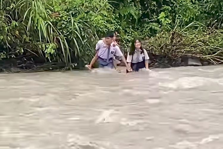 Demi Sekolah, Asdar Gendong Adik dan Tuntun Sepupu Lewati Derasnya Banjir di Sungai Nias Selatan