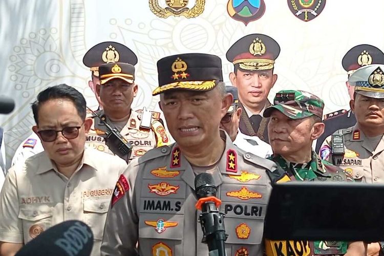 Kapolda Jawa Timur Irjen Pol Imam Sugianto saat melakukan sidak ke rest area 575 A tol Solo - Ngawi yang menjadi titik lelah bagi pemudik dari Jawa Barat menuju Jawa Timur, Senin (8/4/2024). Faktor kelelahan membuat sejumlah kecelakaan di Tol Solo - Ngawi merenggut korban jiwa.
