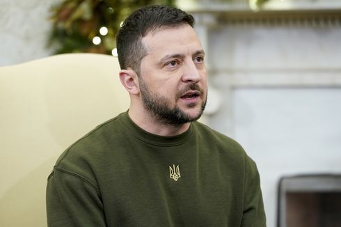 Biden Jabat Tangan Zelensky, Yakinkan AS Akan Terus di Pihak Ukraina