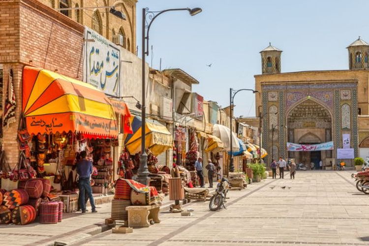 Suasana sehari-hari di depan pasar atau Vakil Bazaar saat pagi. (Shutterstock)