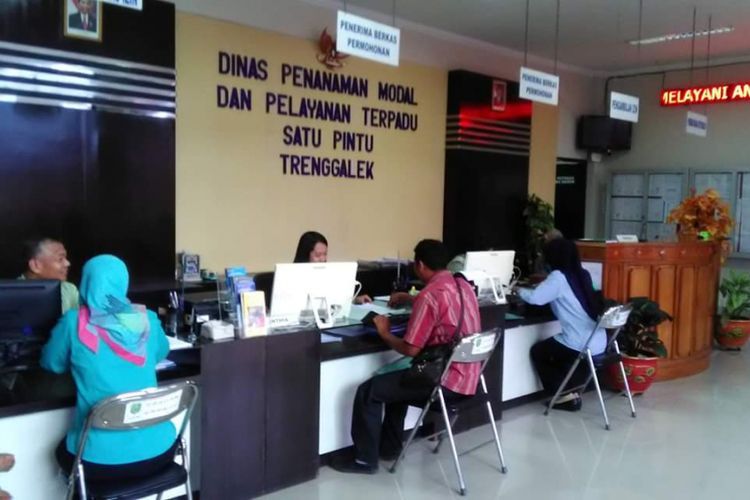 Pelayanan masyarakat terus ditingkatkan di Kabupaten Trenggalek dengan mempermudah pengurusan izin.
