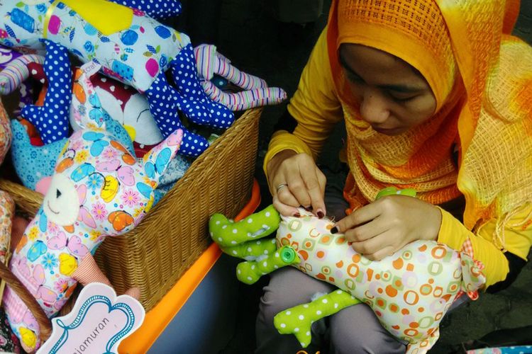 Siti Nuraisyah (33) mengerjakan plushie (boneka) di workshop-nya di Perum Ragom Gawi Permai I, Rajabasa. Plushie produk merek Ciprut Craft ini didesain secara eksklusif, hanya satu untuk satu produk. (FOTO: Dok. Ciprut Craft)