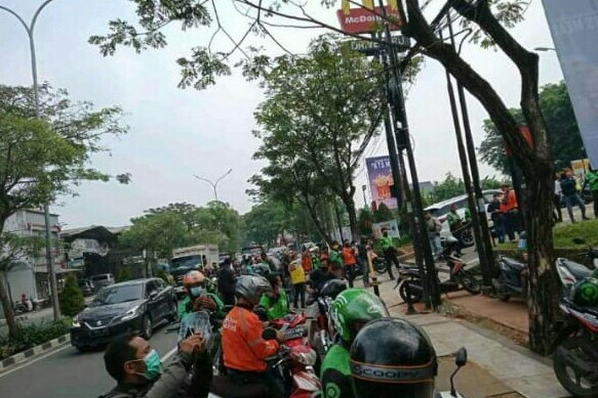 Sejumlah driver ojek online (ojol) memiliki cerita tersendiri setelah mendapatkan order menu BTS Meal yang menimbulkan antrean panjang di sebagaian besar gerai McDonald's (McD). Antrean panjang juga terjadi McD Ciater, Serpong, Tangerang Selatan, Rabu (9/6/2021).