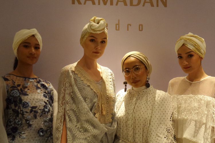 Fashion stylist Lady Yulia (kedua dari kanan) bersama para model koleksi Ramadhan Capsule Pedro yang bernuansa Maroko-Arab.