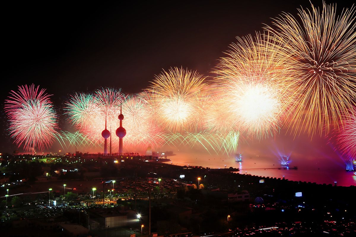 Ilustrasi pesta kembang api saat perayaan malam tahun baru.