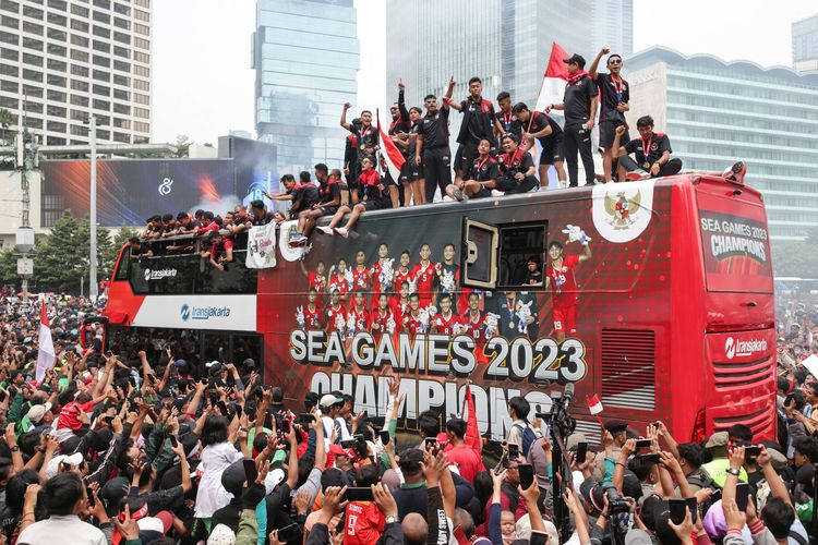 Pawai Timnas Skuad Garuda Muda disambut mayarakat di Budaran Hotel Indonesia, Jakarta, Jumat (19/5/2023).  Timnas U22 Indonesia berhasil meraih medali emas SEA Games 2023.