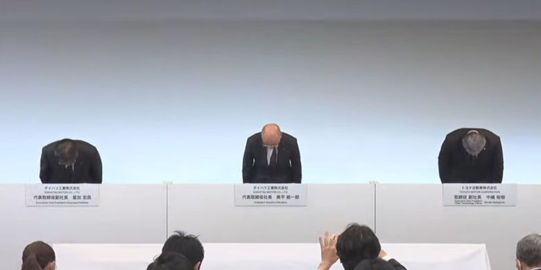 Daihatsu-Toyota meminta maaf ke publik atas skandal uji tabrak, Rabu (20/12/2023)