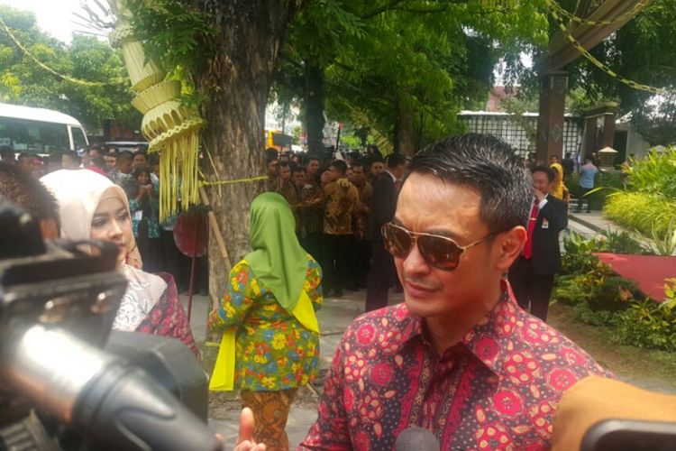 KAGUM--Gubernur Jambi, Zumi Zola menyampaikan kekagumannya pernikahan putri Presiden Jokowi, Kahiyang Ayu dan Muhammad Bobby Afif Nasution yang berlangsung sederhana dan merakyat, Rabu (8 / 11 / 2017) siang.