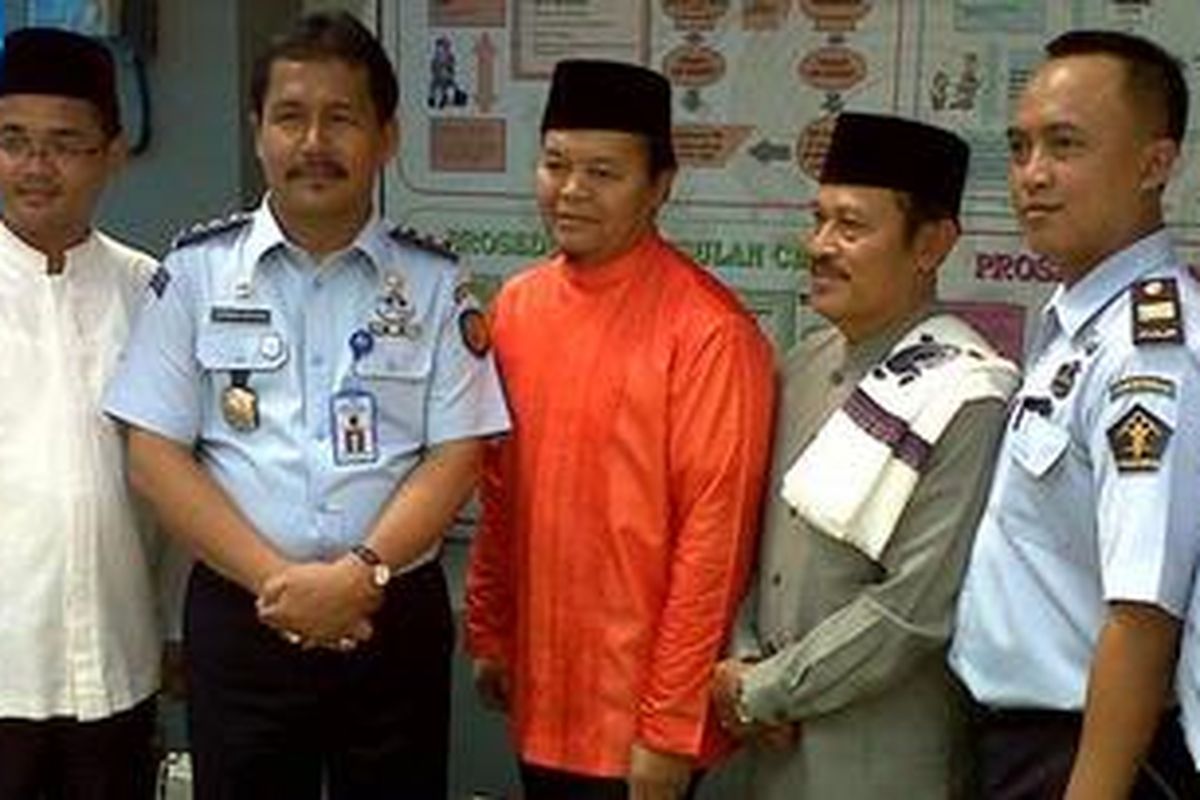Calon Gubernur DKI Jakarta, Hidayat Nur Wahid, seusai menghadiri acara Isra Miraj di LP Narkotika Cipinang, Rabu(20/6/2012)