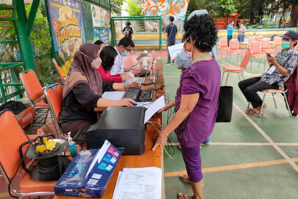 Masyarakat yang menghadiri program vaksinisasi booster atau dosis ketiga di RPTRA Gondangdia Jakarta Pusat, Rabu (12/1/2022).