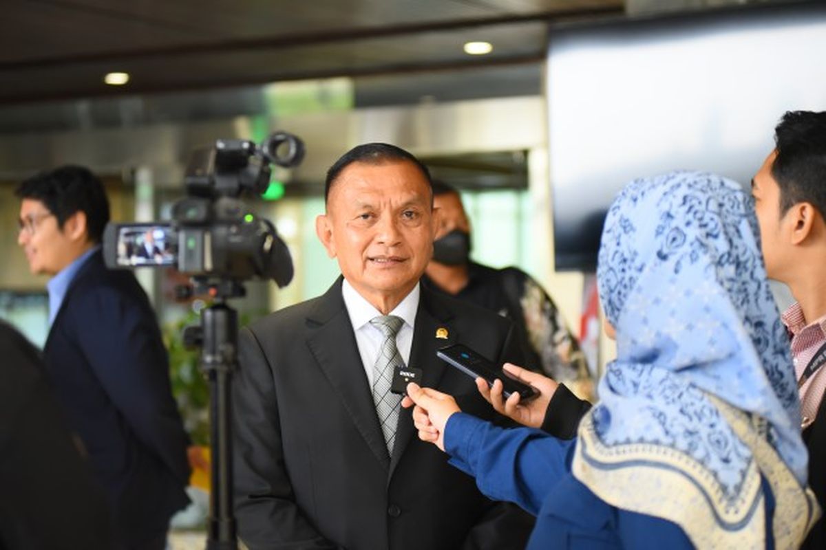 ?Wakil Ketua DPR RI Lodewijk F Paulus saat memberikan keterangan usai menghadiri Rapat Paripurna, Selasa, (22/8/2023). 

