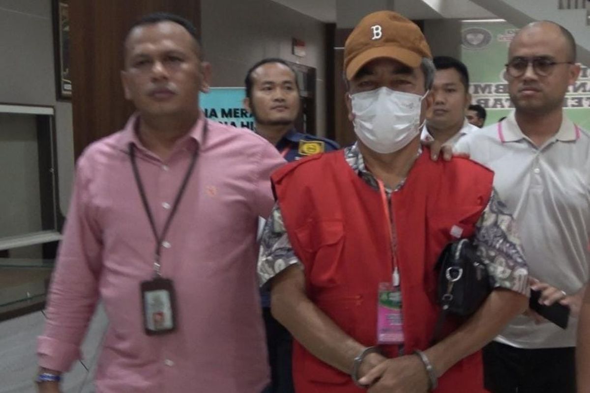 Kejaksaan Tinggi Sumatera Utara menahan  mantan Bupati Samosir, Mangindar Simbolon karena dugaan korupsi izin pembukaan pemukiman dan pertanian kawasan hutan di Desa Partungko Naginjang, Kecamatan Harian, Kabupaten Samosir, Jumat (18/8/2023)