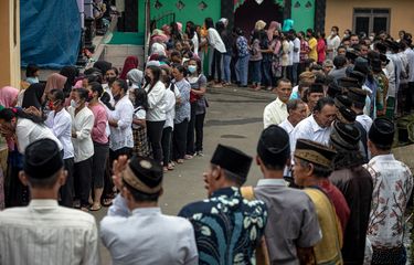 Warga bersalaman saat mengikuti acara silaturahim lintas agama dalam perayaan Idul Fitri 1443 Hijriah di Dusun Tekelan, Desa Batur, Getasan, Kabupaten Semarang, Jawa Tengah, Senin (2/5/2022). Tradisi silaturahim, bersalaman saling memaafkan itu diikuti umat Kristen, Katolik, dan Budha dengan umat Islam yang tengah merayakan Idul Fitri 1443 Hijriah sebagai wujud kerukunan antarumat beragama serta kesatuan dan persatuan masyarakat setempat. ANTARA/Aji Styawan/nym.