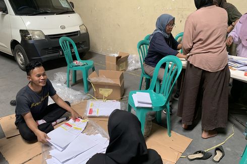 Ikut Lipat Surat Suara Pemilu 2024 di Bekasi, Pedagang Kue: Lumayan Buat Uang Tambahan