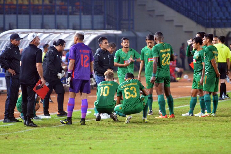 Pelatih PSS Sleman Seto Nurdiantoro memberikan instruksi kepada pemainnya saat water break dalam pertandingan perempat final Piala Presiden 2022 melawan Persib di Stadion Si Jalak Harupat, Kabupaten Bandung, Jumat (1/7/2022).