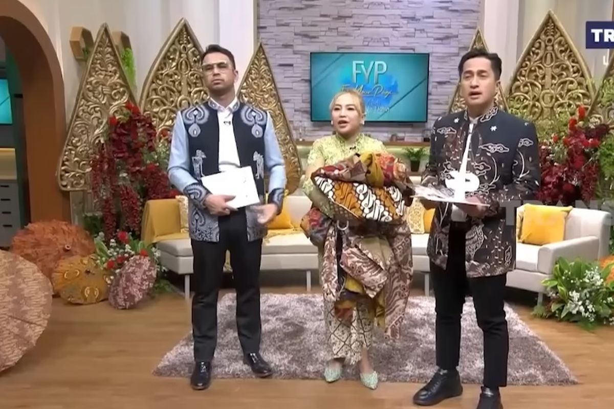 Pembawa acara (dari kiri) Raffi Ahmad, Mpok Alpa, dan Irfan Hakim menunjukkan undangan pernikahan Kaesang Pangarep dan Erina Gudono di program FYP di Trans7.