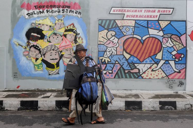 Pesan Damai - Sebuah mural yang berisi dan membawa pesan damai menghiasi tembok di Lamper Kidul, Kota Semarang, Jawa Tengah, Selasa (7/2/2017). Mural tersebut membawa pesan damai di tengah keberagaman masyarakat yang saat ini rentan dengan isu SARA dari media sosial.