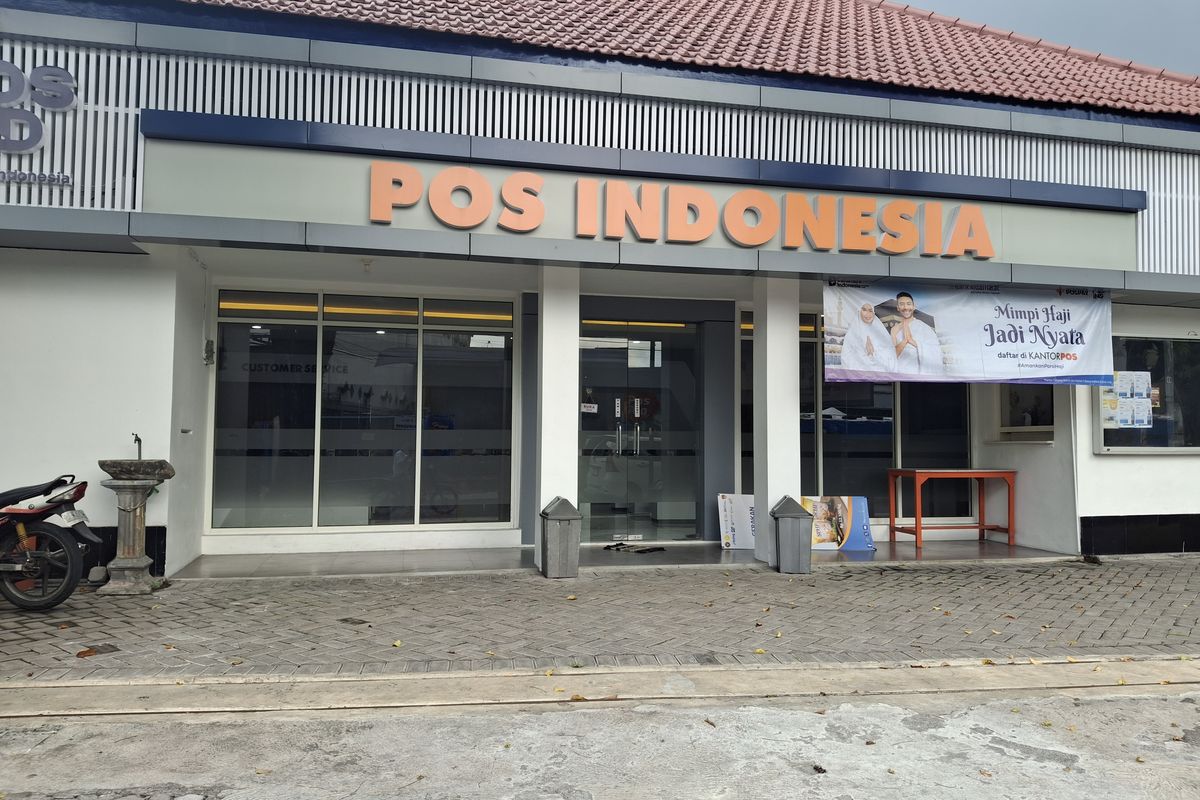 Suasana Kantor Pos Indonesia Lumajang tampak sepi, tidak ada antrean penerima BLT Kesra, Senin (20/10/2025)