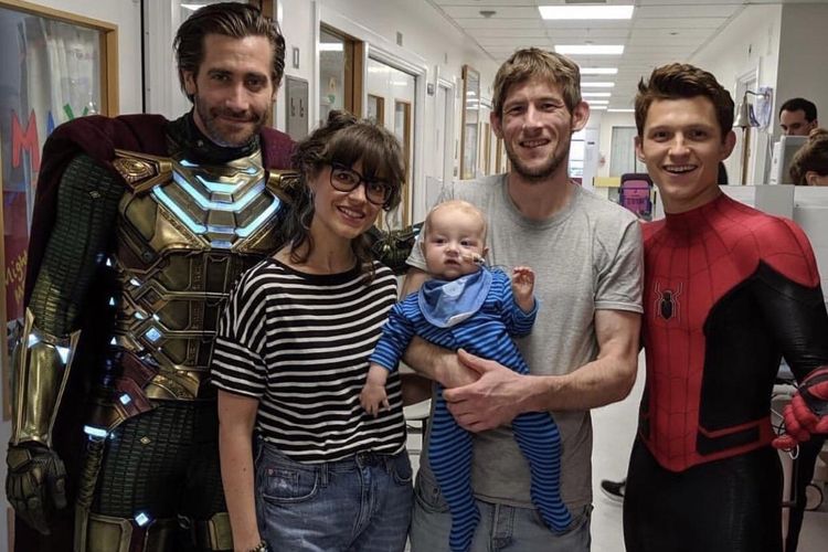 Tom Holland dan Jake Gyllenhaal berkunjung ke rumah sakit anak-anak sambil mengenakan kostum Spider-Man dan Mysterio mereka. 