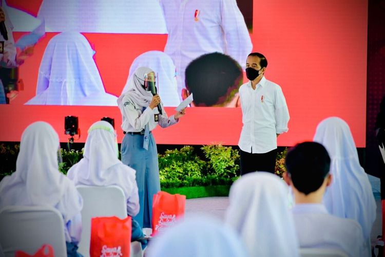 Presiden Joko Widodo (Jokowi) memantau vaksinasi massal terhadap pelajar di SMA Negeri 2 Cilacap, Jawa Tengah, Kamis (23/9/2021).