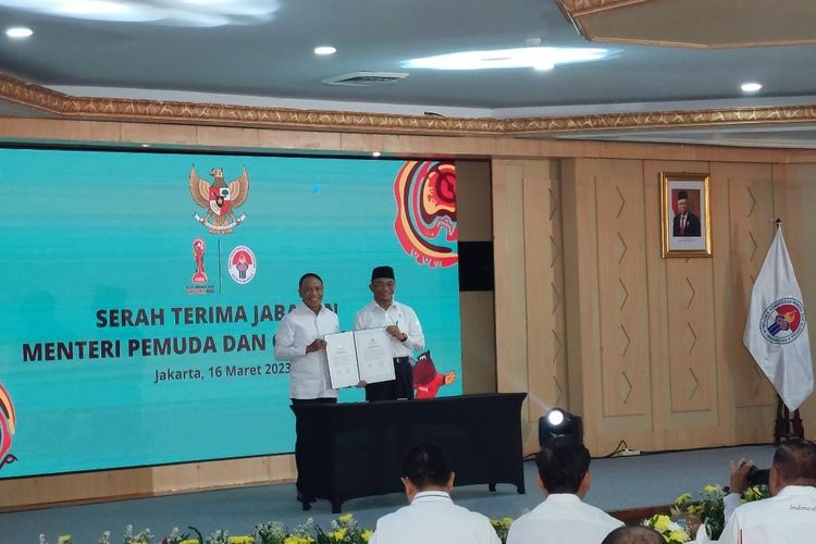 Serah terima jabatan Menteri Pemuda dan Indonesia (Menpora) dari Zainudin Amalin ke pelaksana tugas (Plt) Muhadjir Effendy di Wisma Kemenpora, Senayan, Jakarta, Kamis (16/3/2023).
