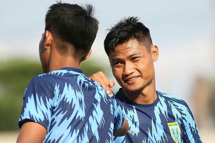 Penjaga gawang baru Persela Lamongan untuk musim 2020, Alfonsius Kelvan dan Reky Rahayu berlatih bersama di Stadion Gelora Joko Samudro Gresik, Jawa Timur, Rabu (22/01/2020) sore.