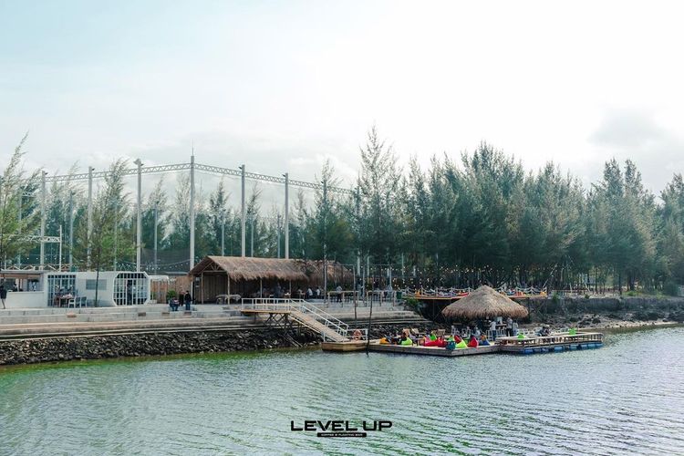 Level Up Floating Bar & Forest Coffee, kafe dengan konsep bar terapung di Batam, Riau