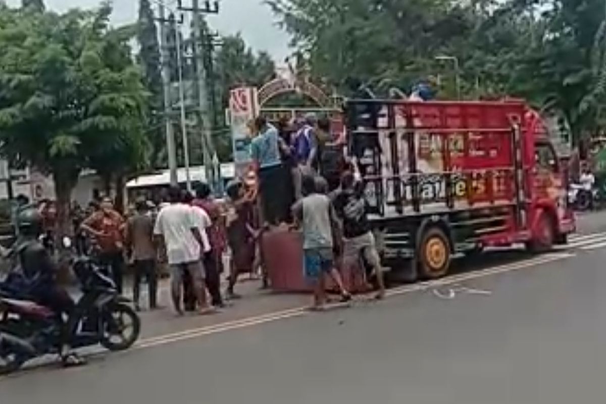 Potongan gambar truk yang membawa sekitar 50 warga memgambil jenazah secara paksa.
