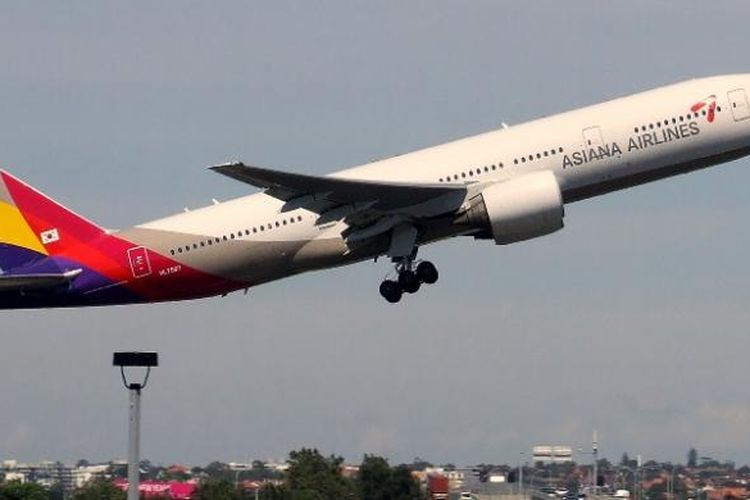 Sebuah pesawat Boeing 777-200ER milik maskapai penerbangan Korea Selatan, Asiana Airlines sedang lepas landas dari Bandara Internasional Sydney, Australia.